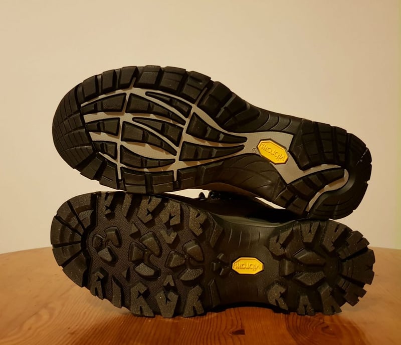 Na górze buty górskie Scarpa Revolution, na dole Kailash