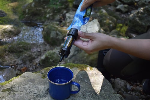 Jak oczyszczać wodę podczas trekkingów