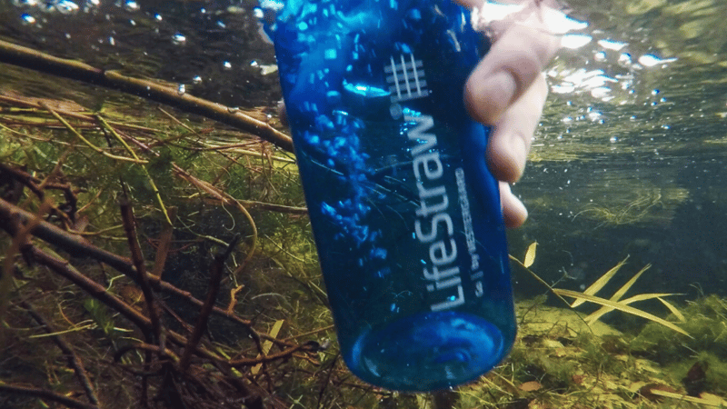 Butelka Lifestraw w wodzie