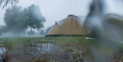 Biwakowanie w deszczu – 10 porad, jak zachować ciepło i suchość pod namiotem