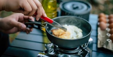 Jaki kartusz wybrać do kuchenki turystycznej? Kompletny przewodnik dla podróżników