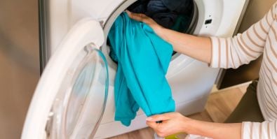 Jak prać spodnie narciarskie i kurtkę narciarską? Poradnik dla miłośników zimy