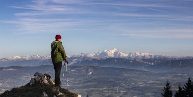 Kurtka hybrydowa – co to jest kurtka hybrydowa i jak działa?