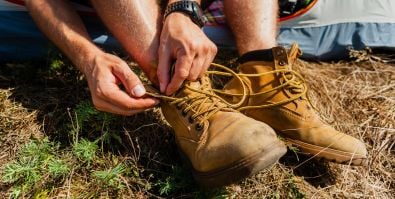Jak wiązać buty trekkingowe? Wiązanie butów trekkingowych i sposób na śliskie sznurówki