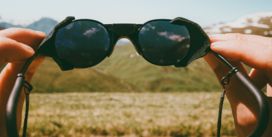 Okulary lodowcowe pod lupą: co musisz wiedzieć przed wyprawą