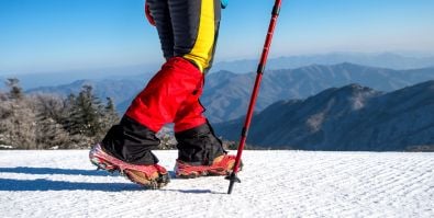 Raki czy raczki – co wybrać w Tatry? Raki vs raczki – różnice, budowa, zastosowanie.