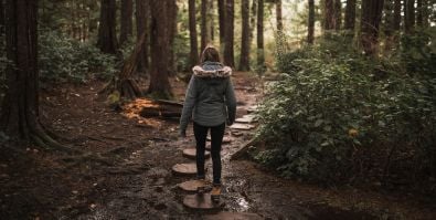 Jak się ubrać do lasu? Kompletny poradnik na każdą porę roku