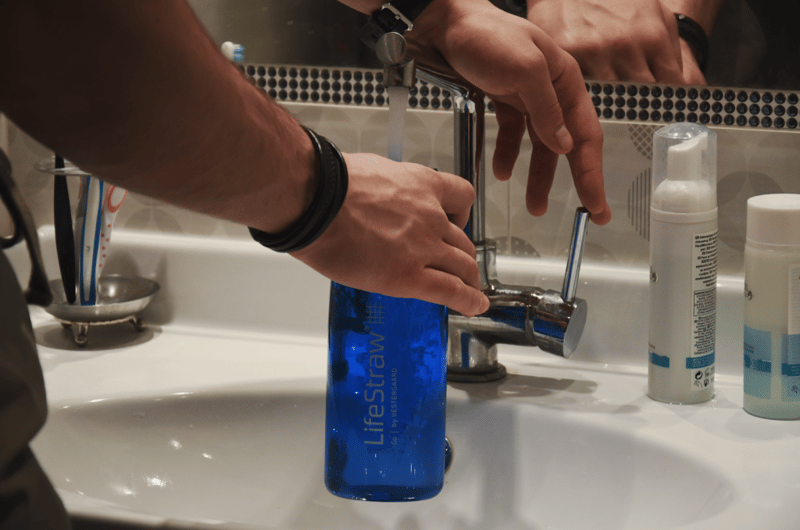 Napełnianie butelki z filtrem Lifestraw Go wodą z kranu